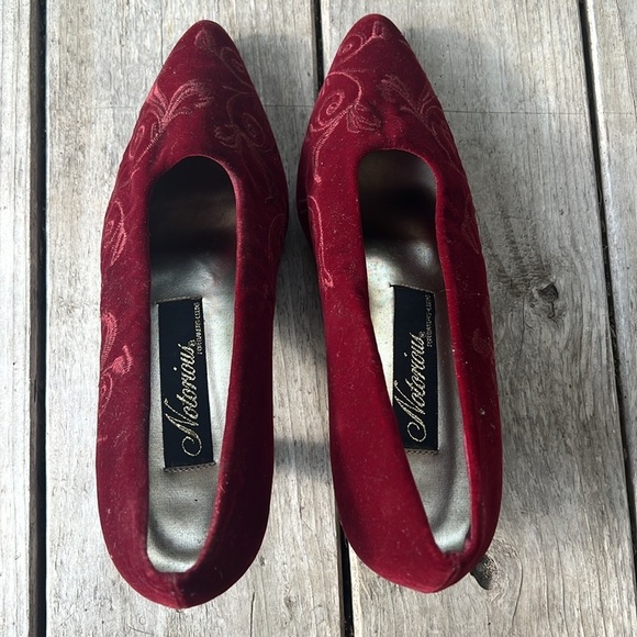 Vintage Notorious For Bakers Leeds Maroon Wine Velvet Kitten Heels Size 10B - Picture 4 of 12